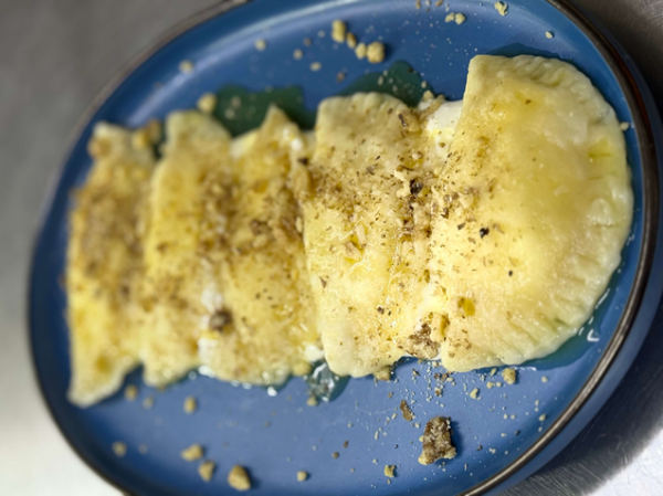 Poza cu Colțunași cu brânză dulce, smântână și sos de miere cu nuci